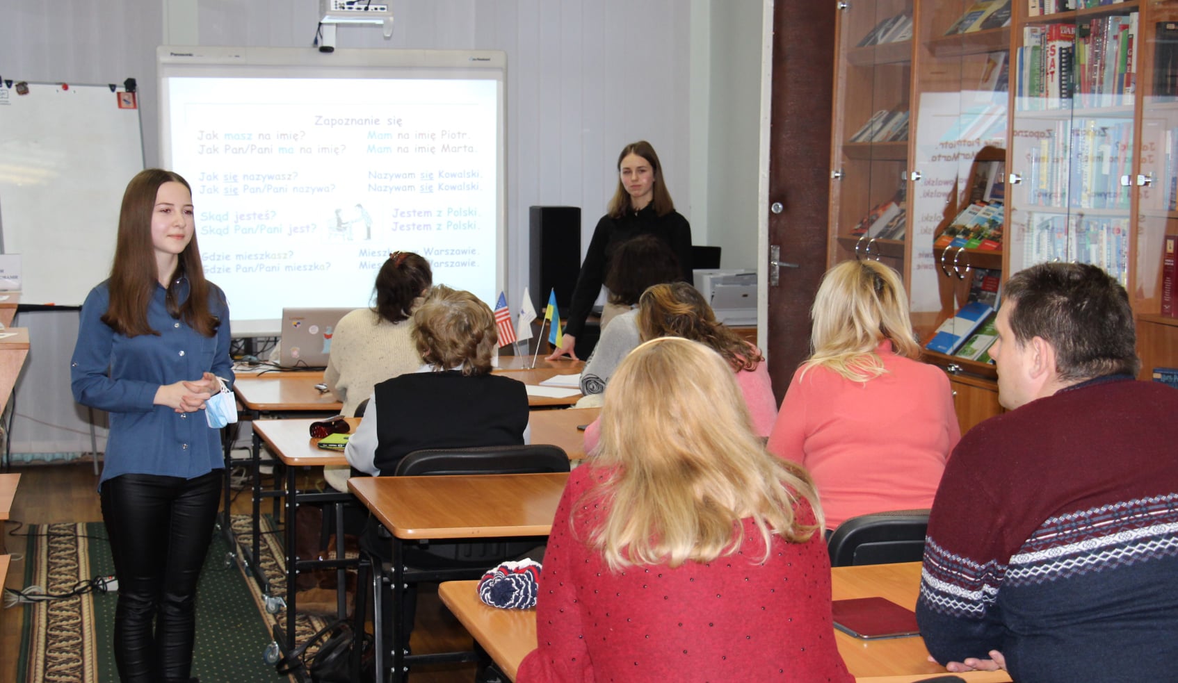 Студентки розповідають про основні комунікативні фрази у польські мові
